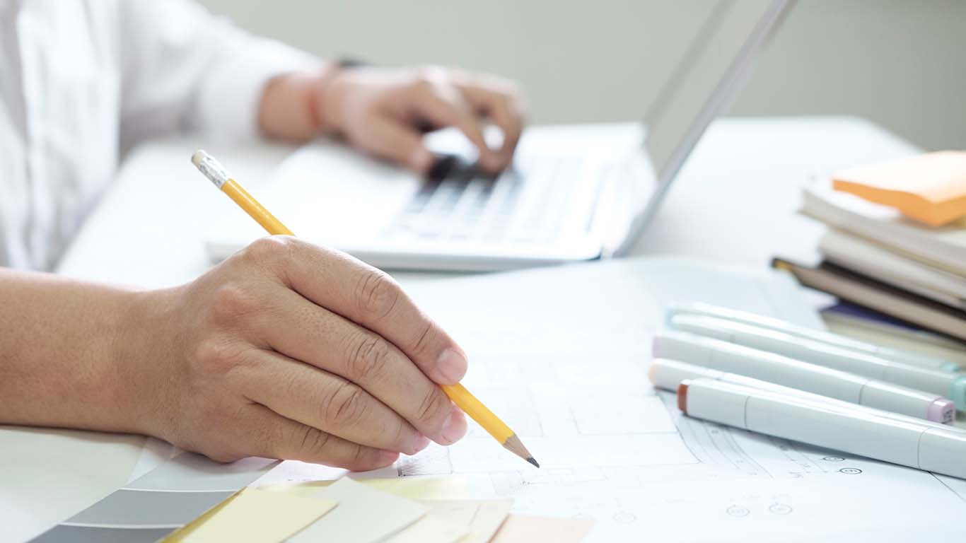 技術士試験の論文を書いている技術士