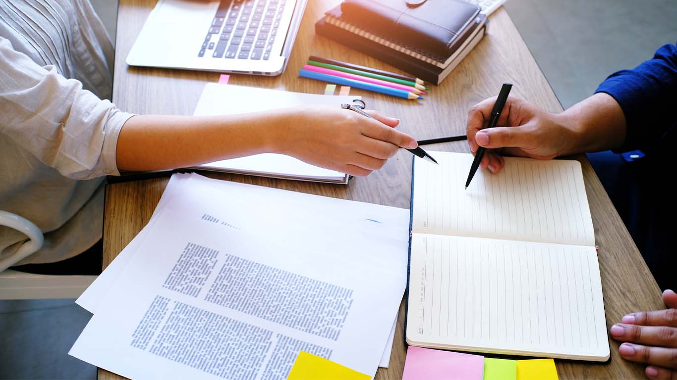 技術士試験の論文作成の準備をする技術者