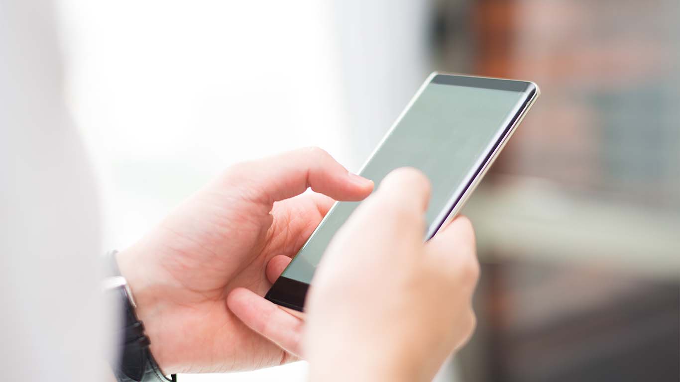 スマホで発注者支援業務の転職を考える人